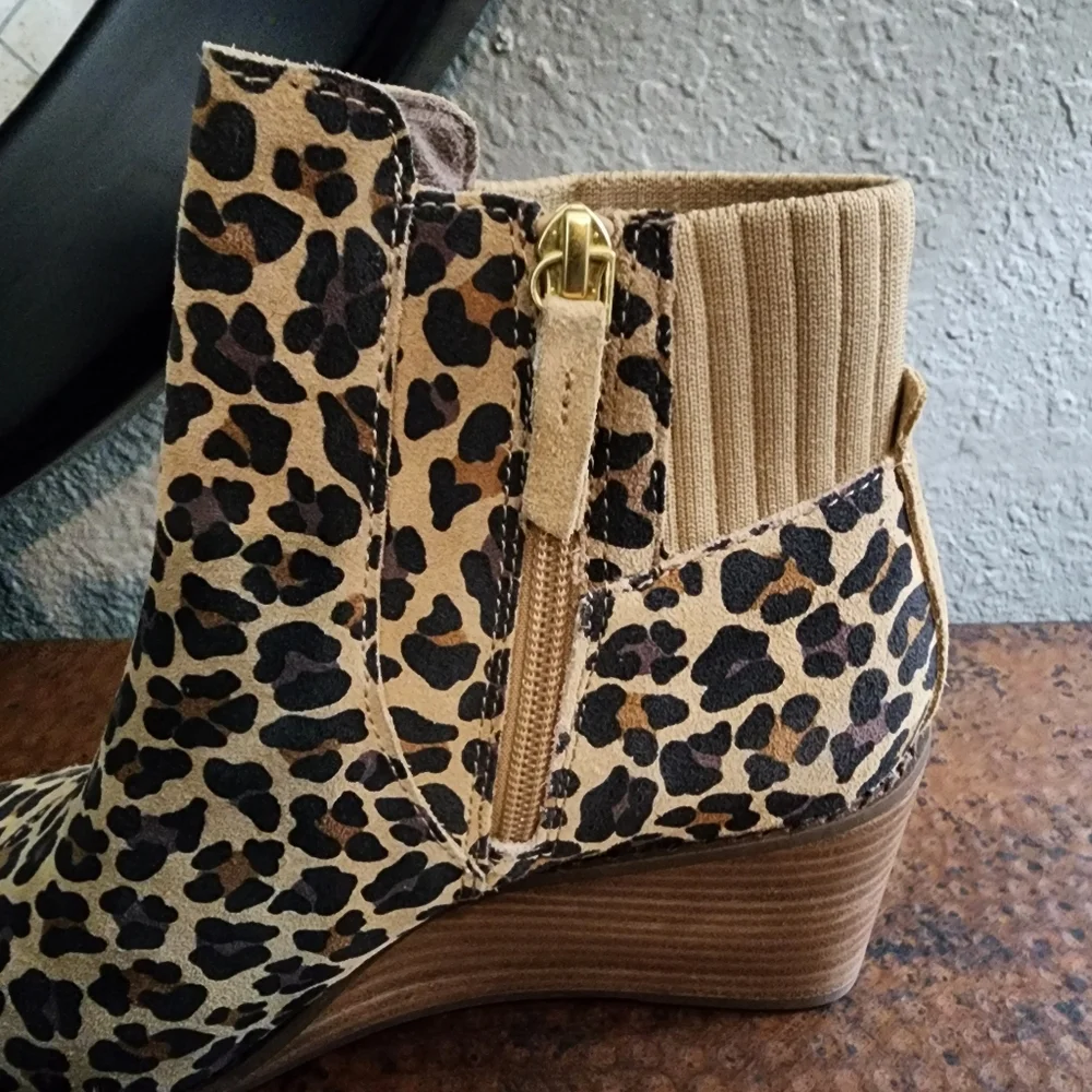 TOMS Sadie Suede Wedge in Leopard